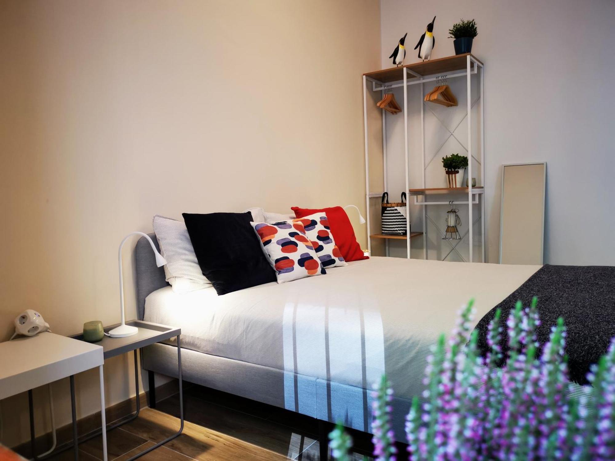 Spacious Apartment 50 Meters From The Metro Мілан Номер фото